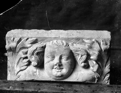 835531 Afbeelding van een kraagsteen, mogelijk afkomstig van de Domtoren (Domplein) te Utrecht.